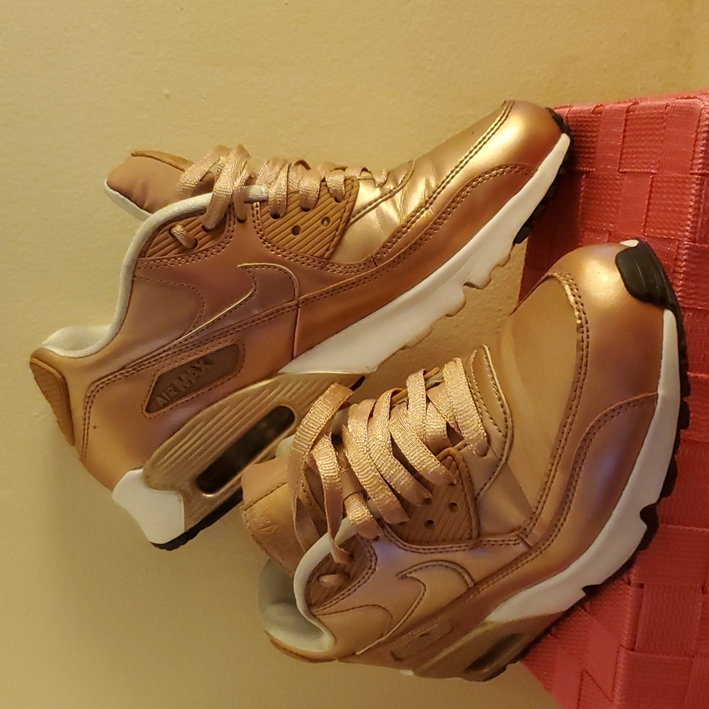 Rosegold Nike airmax size US 7Y /EUR 40